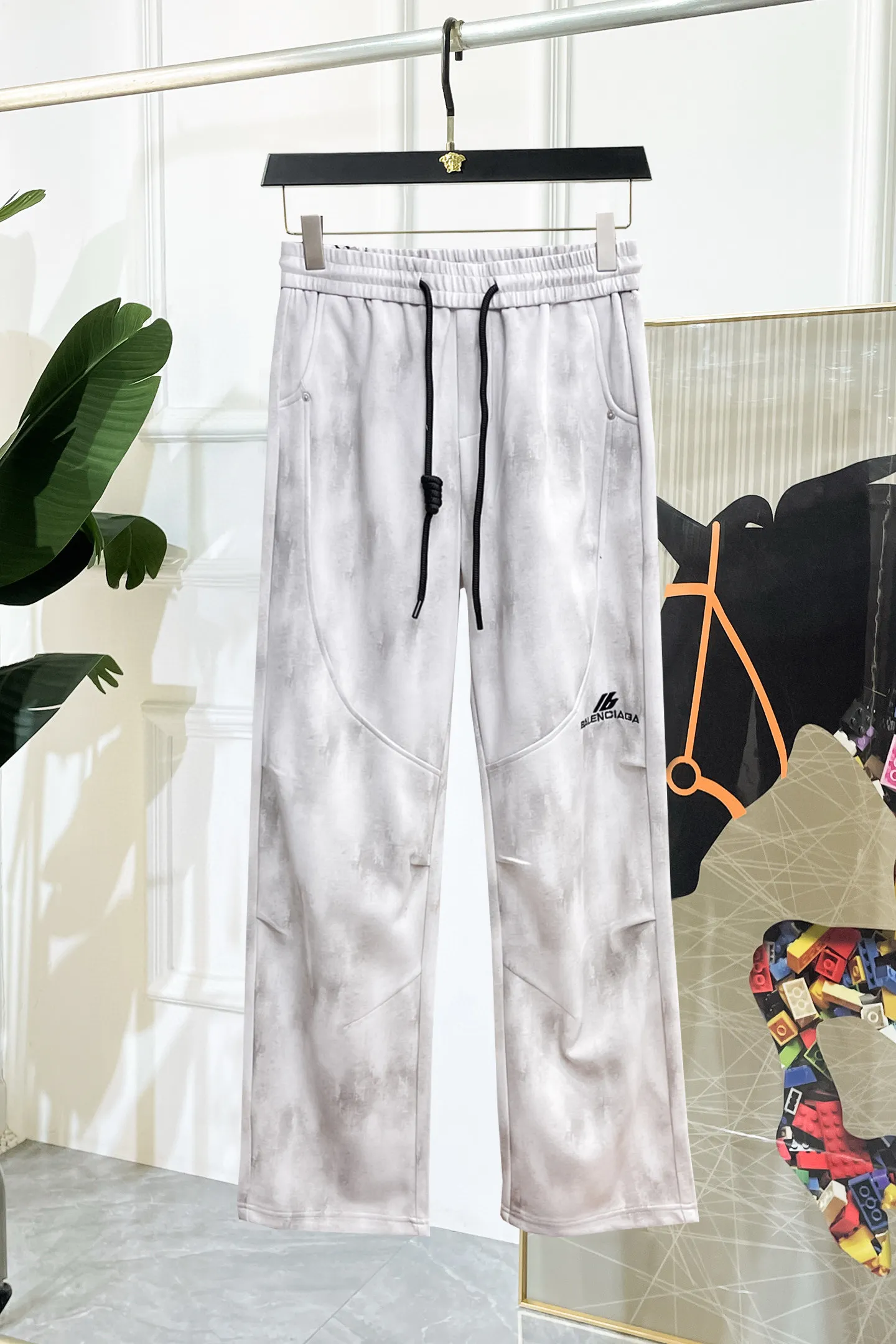 Balenciaga 🆕2026 Autumn and Winter New Arrival Casual Pants! The official website will be released simultaneously. Brand Classic LOGO casual pants, customized fabrics, excellent comfort and strong touch. Highly recognisable, perfect appearance and craftsmanship. Size:M-3XL